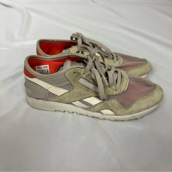 REEBOK Classic Sneakers in Size 7 - Picture 4 of 6
